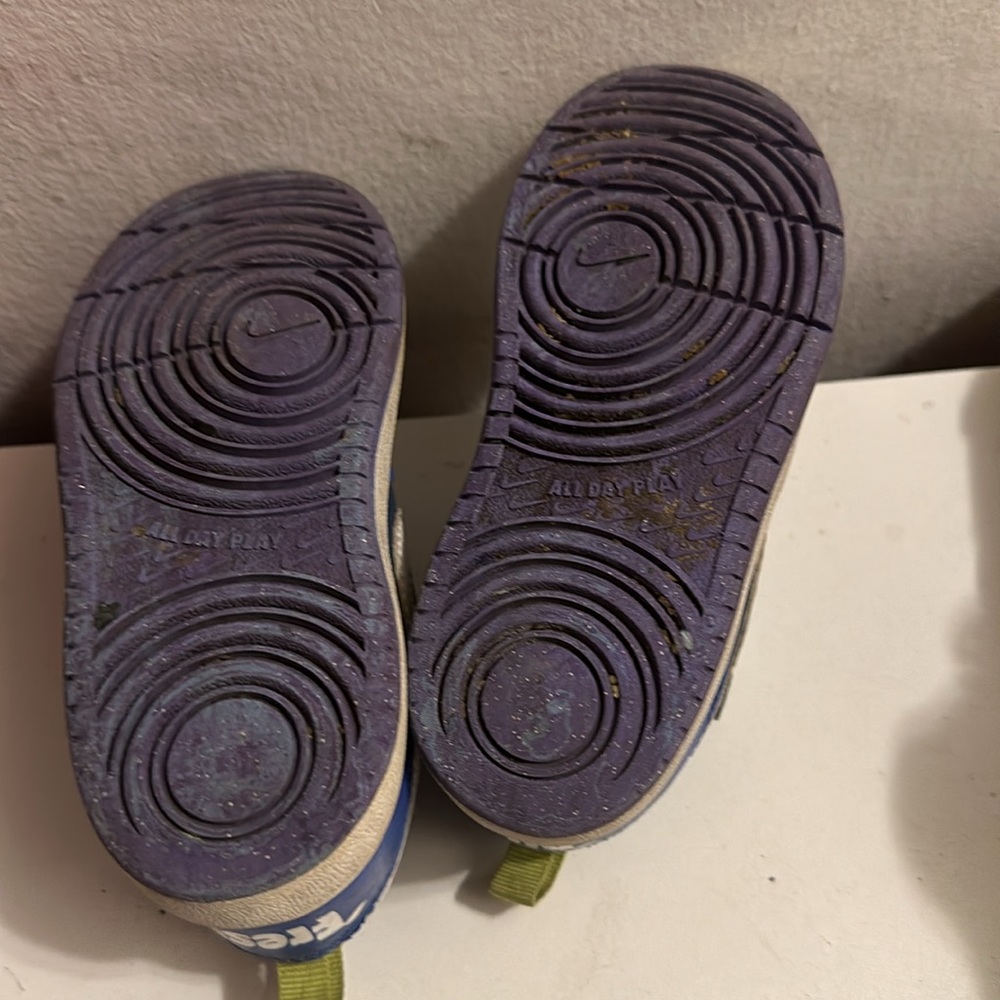 Nike toddler sneakers size 9c - Picture 4 of 4